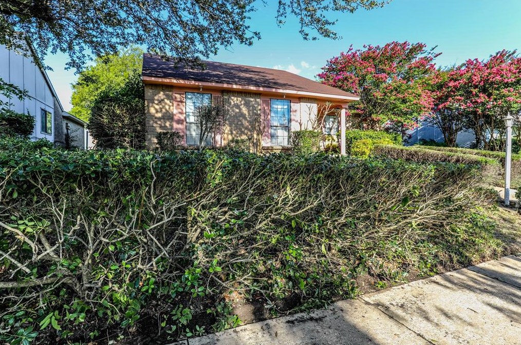 9515 Red Willow Ln, Dallas, TX 75249-1319