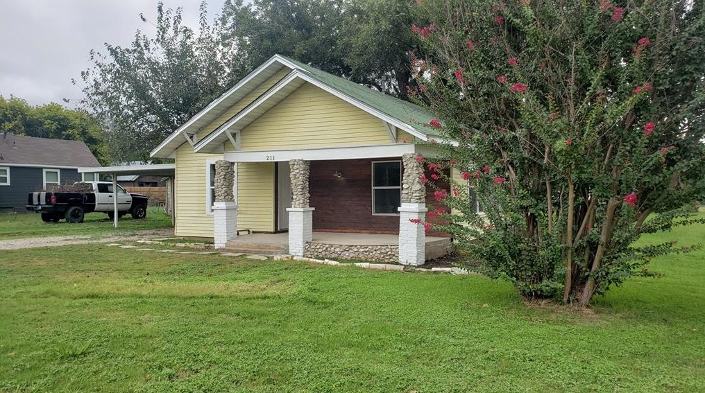 211 S Wickham St, Alvord, TX 76225