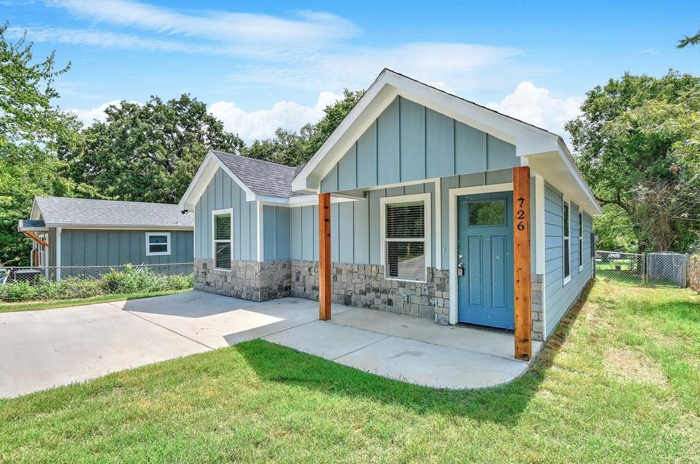726 E Chestnut St, Denison, TX 75021