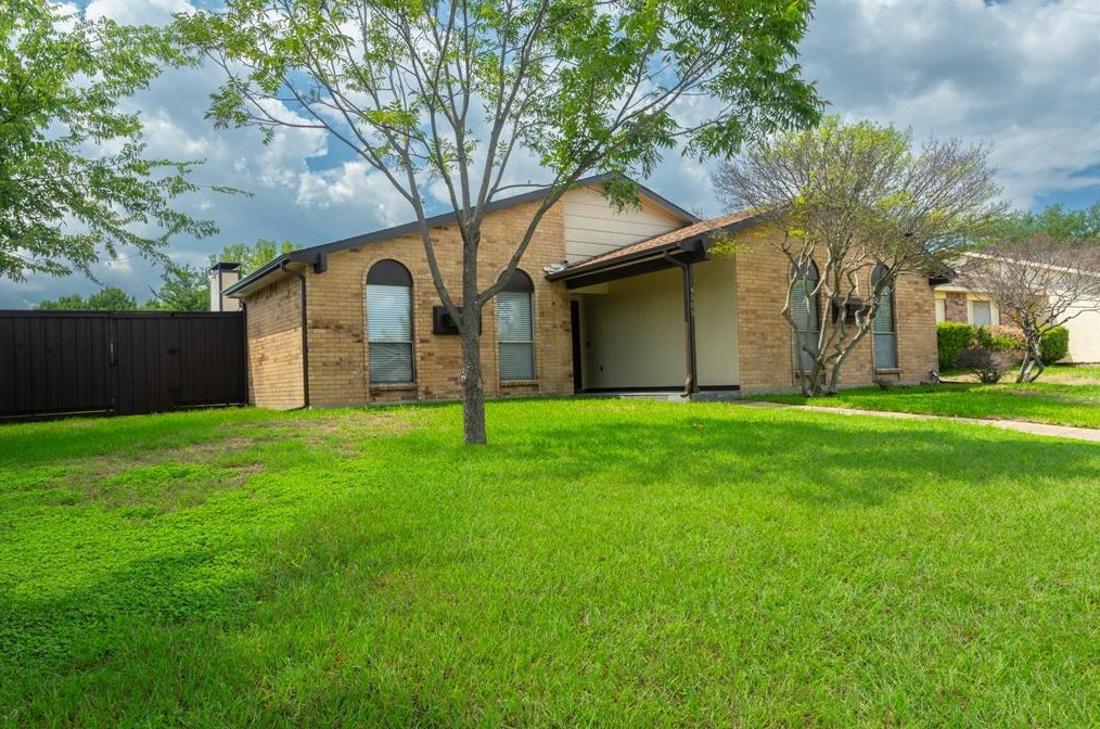 4505 Las Hadas, Mesquite TX  75150-1949 exterior