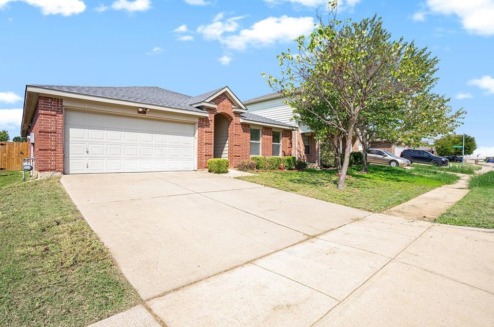 1713 Crested Butte Dr, Fort Worth, TX 76131