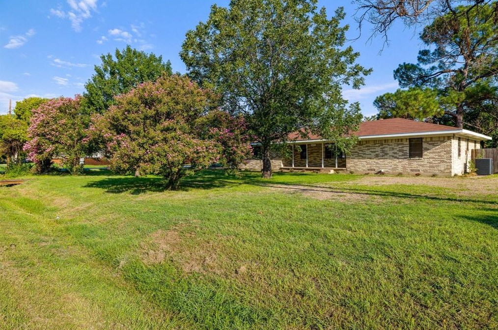 1122 Alspaugh Ln, Grand Prairie, TX 75052-2309