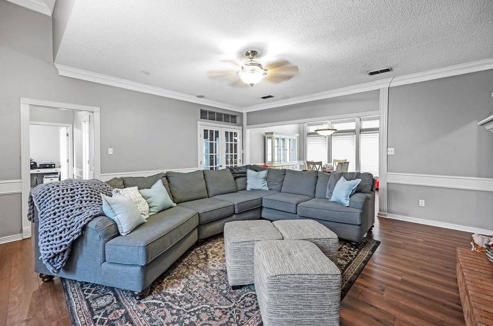 1118 Oval Dr, Athens, TX 75751