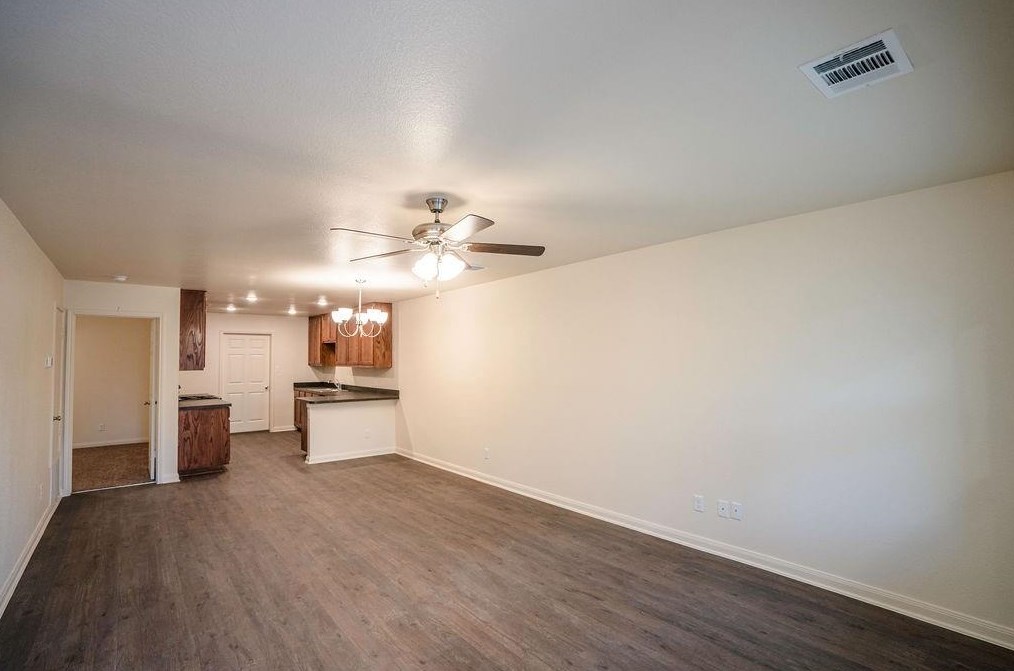 920 Hattie St, Fort Worth, TX 76104-1405