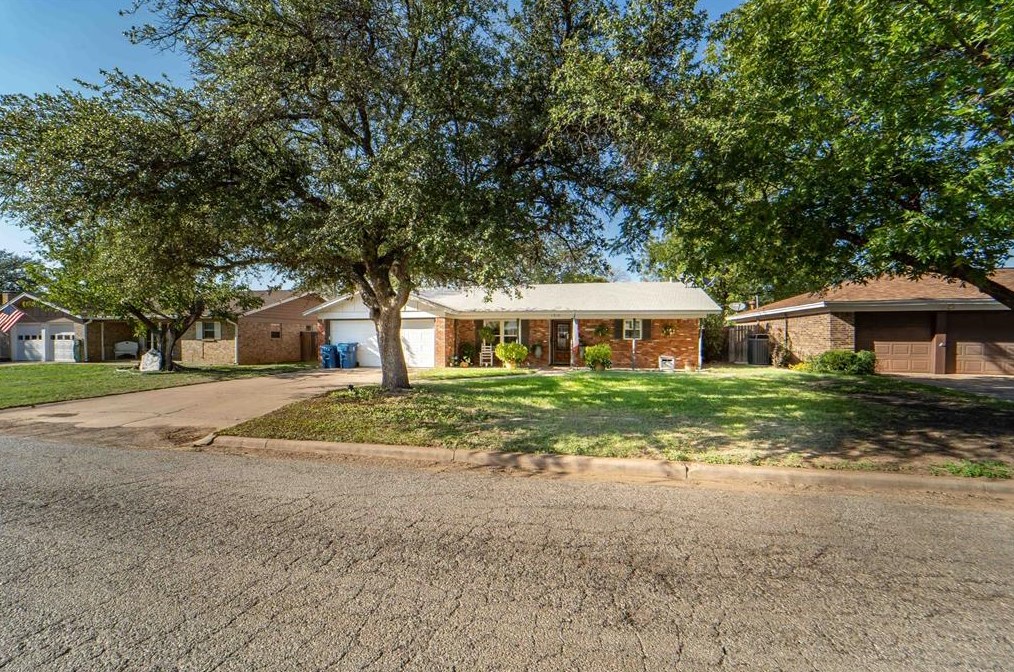 1312 Cypress St, Breckenridge, TX 76424-5104