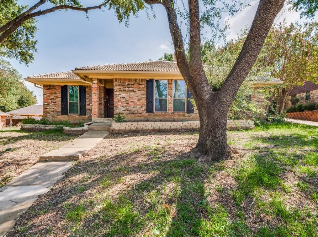 2201 Greenbriar Ct, Grand Prairie, TX 75050-7049