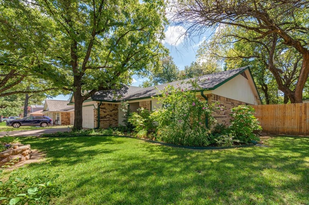 1125 Mockingbird Dr, Grapevine, TX 76051-2810