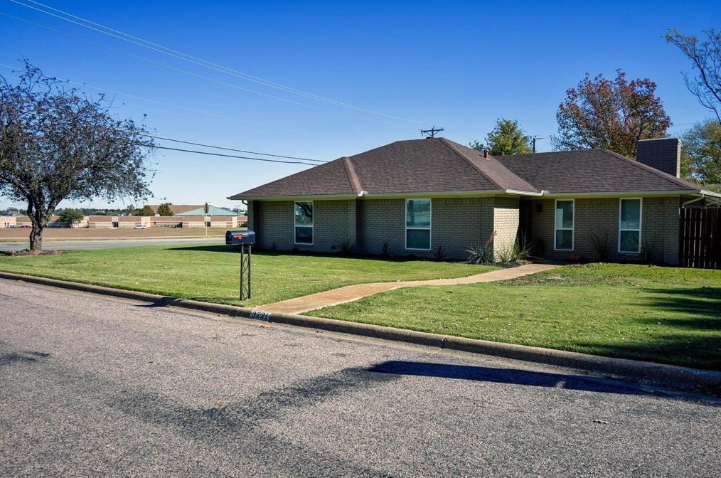 3221 Marseille Ln, Sherman, TX 75090-1831