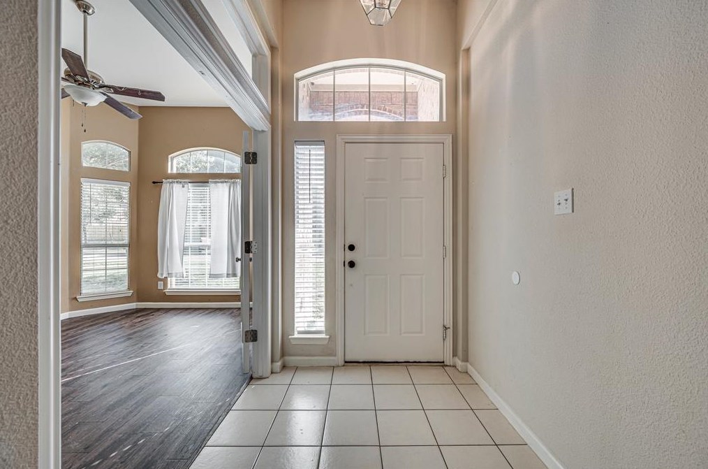 211 Morningstar Ln, Oak Leaf, TX 75154-6547