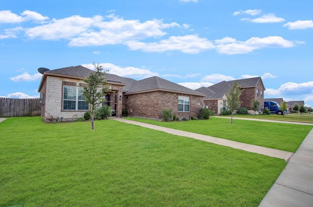 530 Roaring Springs Dr, Oak Leaf, TX 75154-7924