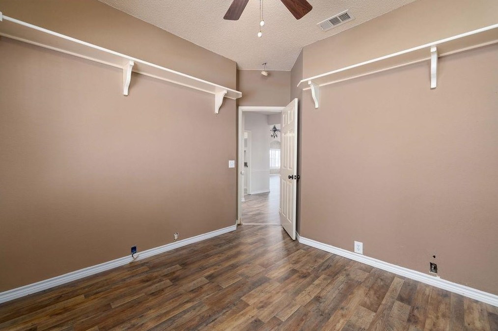 1209 Woodthorpe Dr, Mesquite TX 75181-3513 exterior