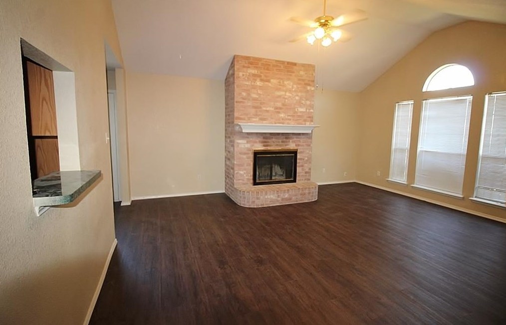 216 Los Angeles Dr, Oak Leaf, TX 75154