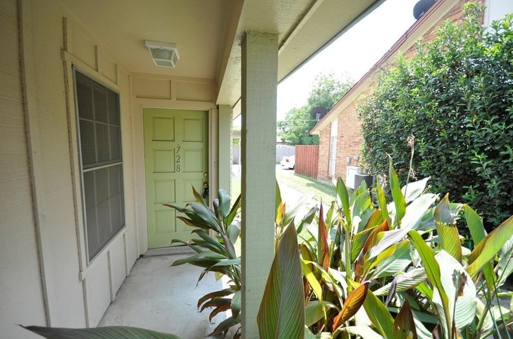 728 E Pecan St, Hurst, TX 76053