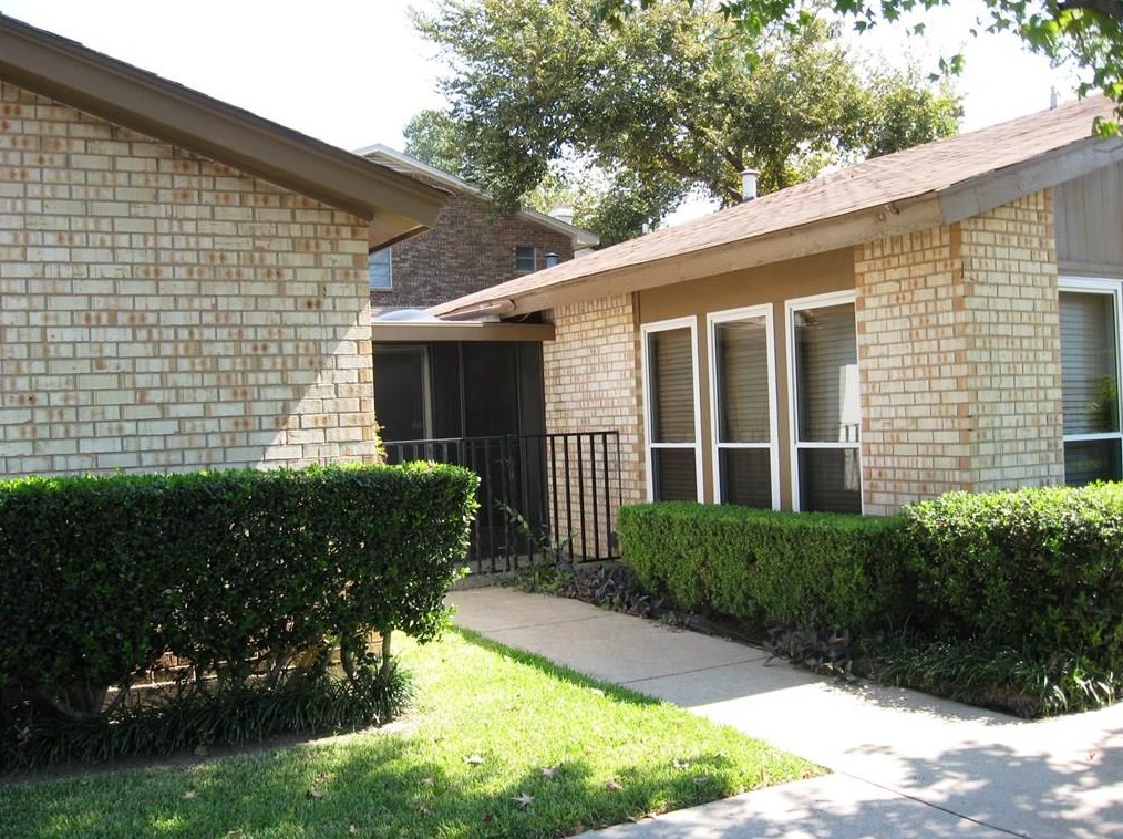 916 Shady Creek Ln, Bedford, TX 76021