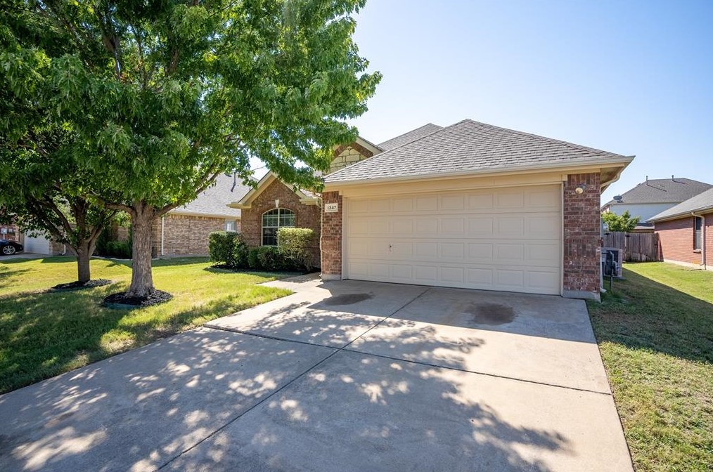 1347 Lake Forest Dr, Grand Prairie, TX 75052-0619