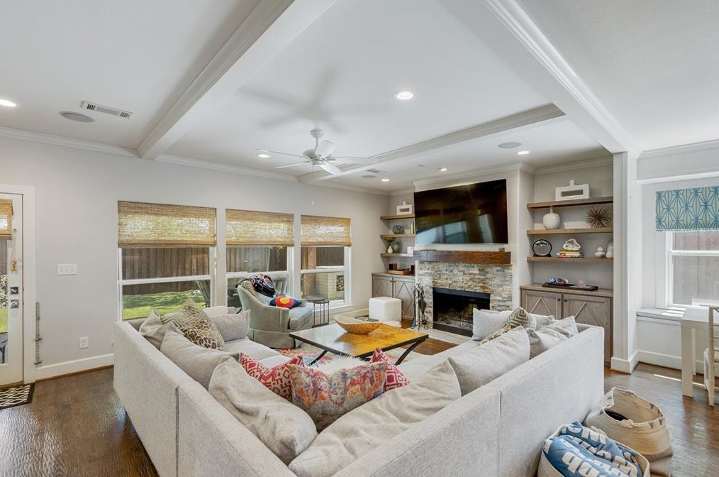 9214 Livenshire Dr, Dallas, TX 75238-2823