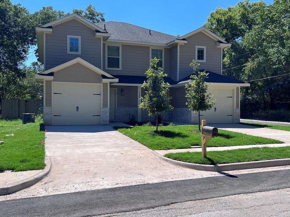 1005 S 6th St #2, Bonham, TX 75418