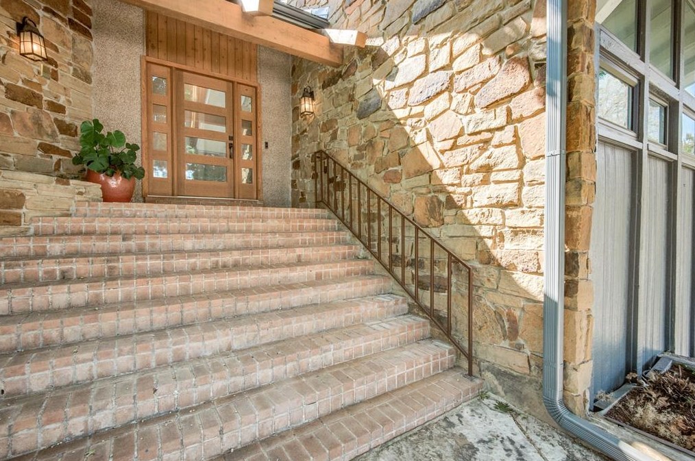 300 La Paz Ct, Irving, TX 75062