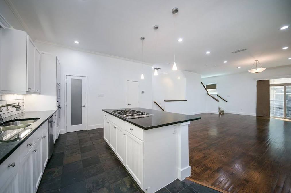 2947 Thomas Ave, Dallas TX  75204-2731 exterior