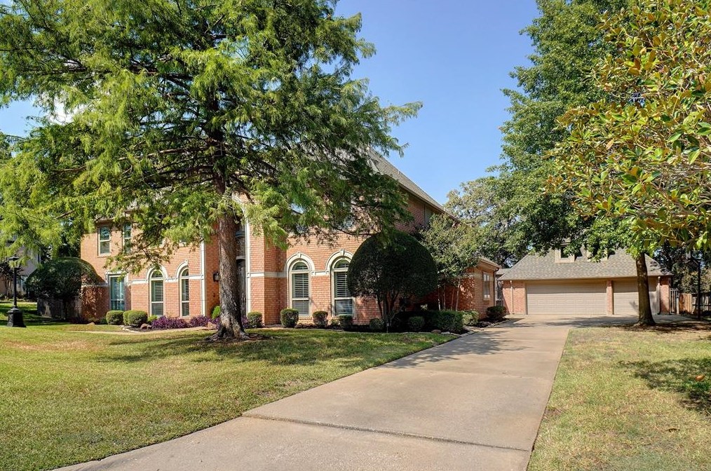305 Chapel Downs Dr, Grapevine, TX 76092-6111
