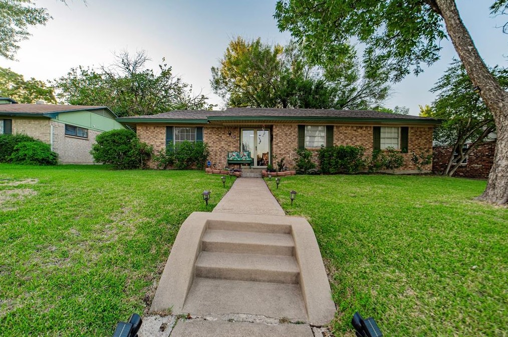 2321 Greenhill Dr, Mesquite, TX 75150-5216