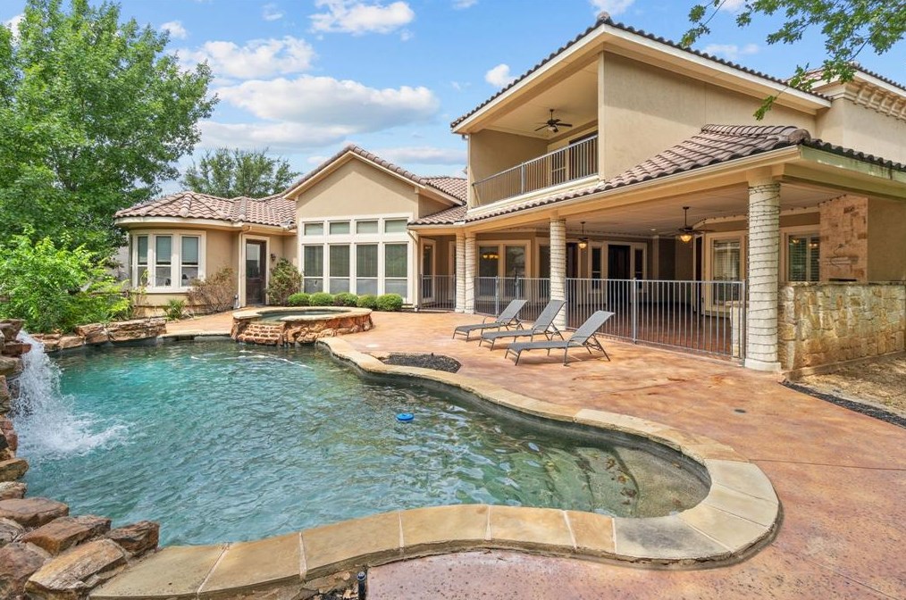 2101 Miracle Point Dr, Grapevine TX  76092-7913 exterior