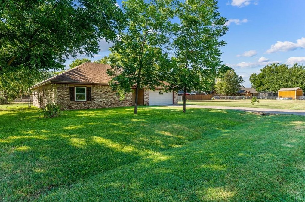 322 Casas Del Sur St, Granbury, TX 76049
