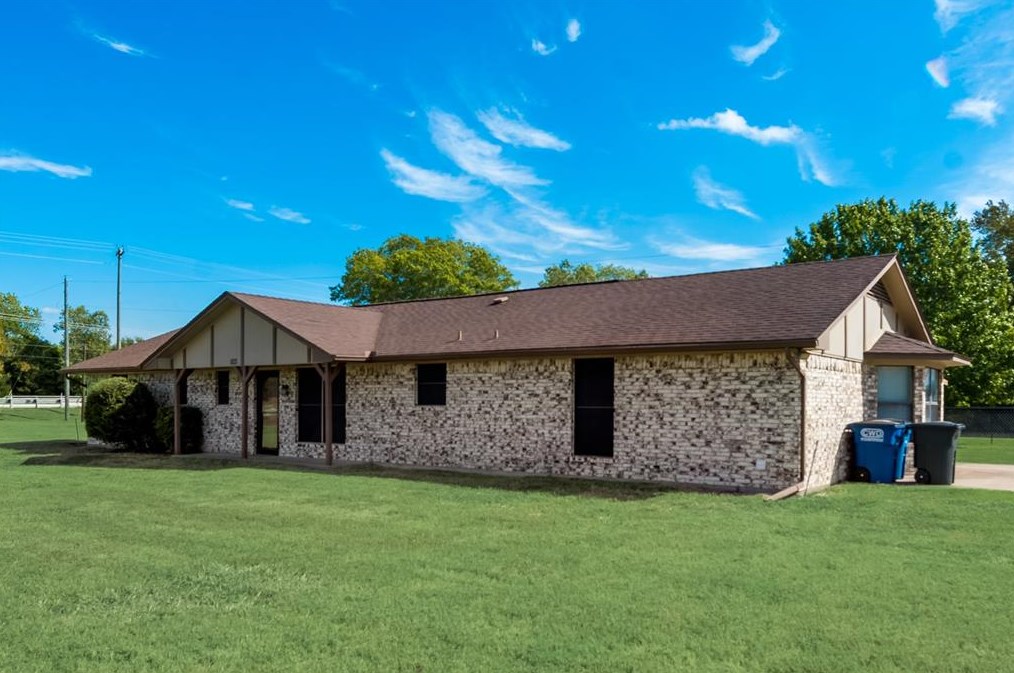 103 Oak Creek Ln, Oak Leaf, TX 75154-1864