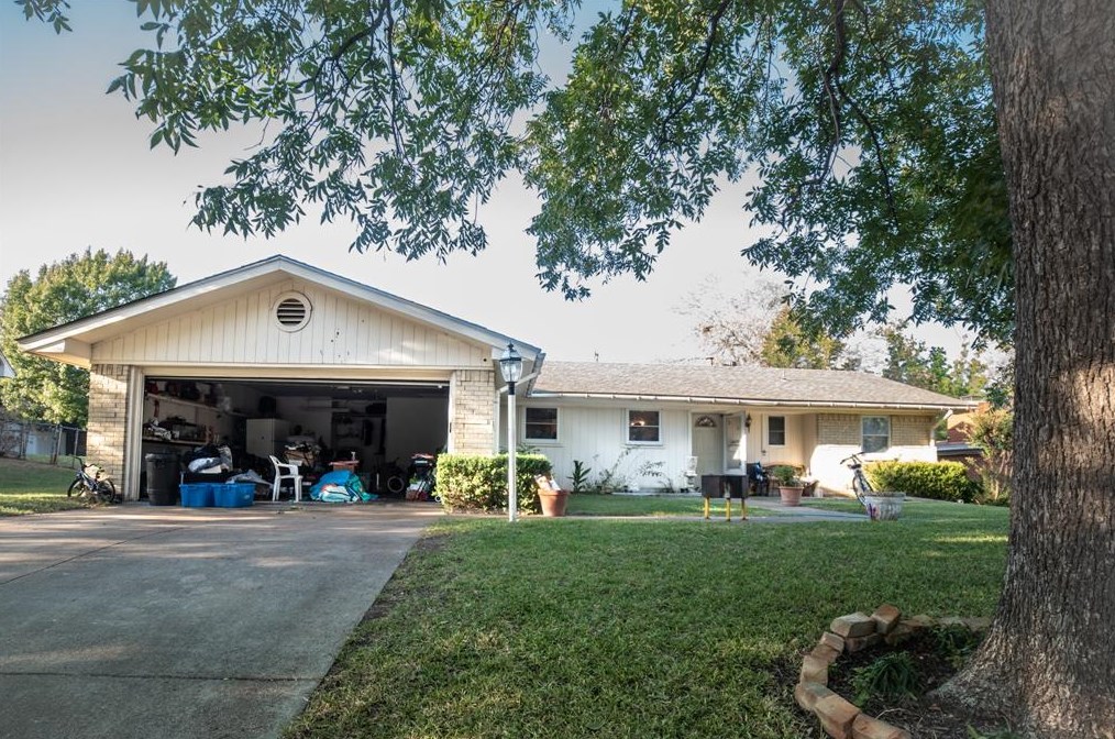8104 Herndon Dr, Fort Worth, TX 76116-8539