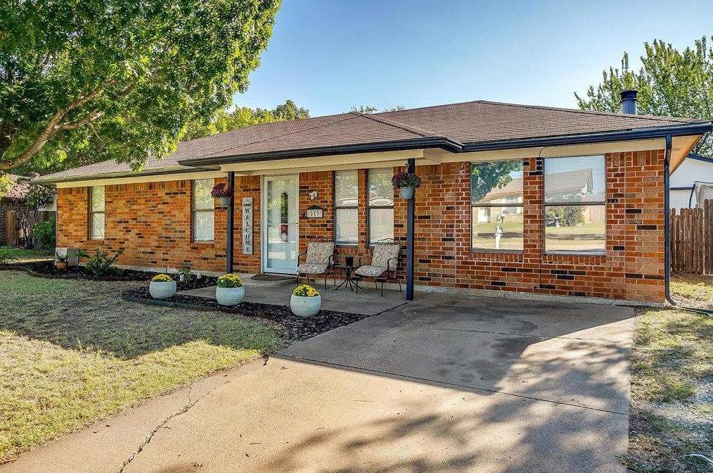 513 White Oak Ln, Burleson, TX 76028
