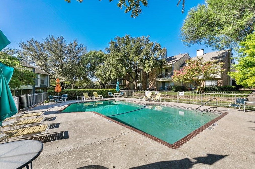 2535 Wedglea Dr, Dallas TX  75211-2037 exterior