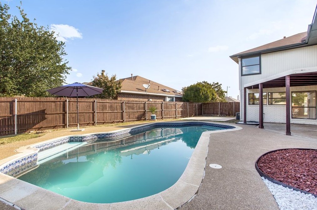 917 Crk Vly Rd, Mesquite TX 75181-1241 exterior