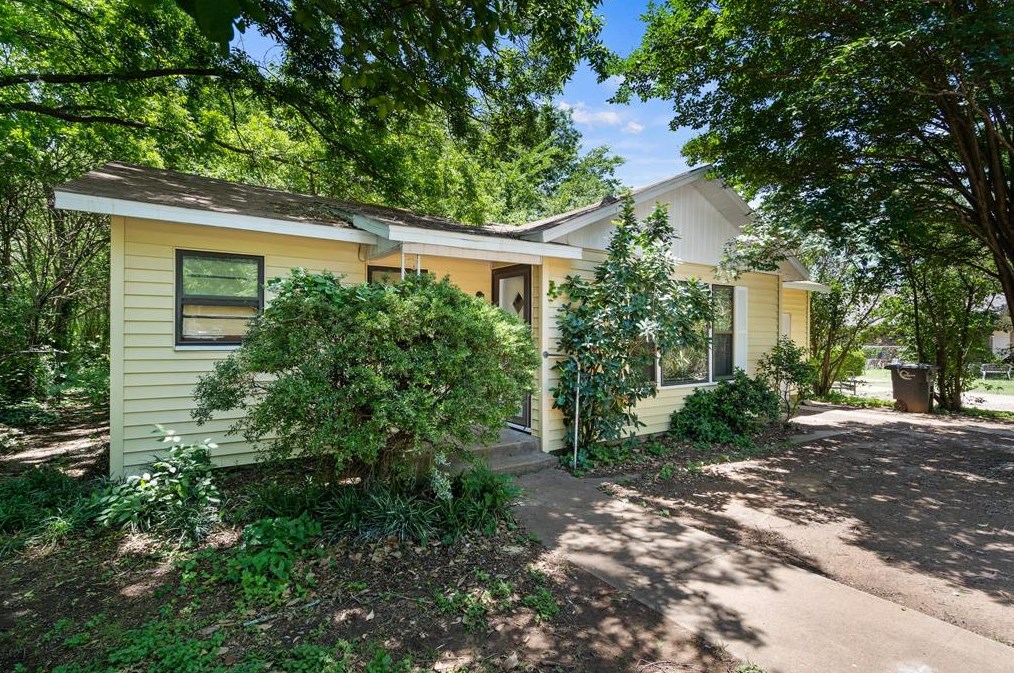 221 Monroe St, Cleburne, TX 76033