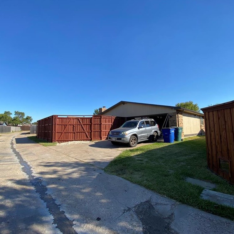 2211 Proctor Dr, Carrollton TX 75007-3429 exterior