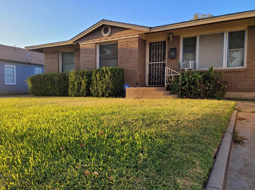 1101 Elmwood Ave, Fort Worth, TX 76104-7552