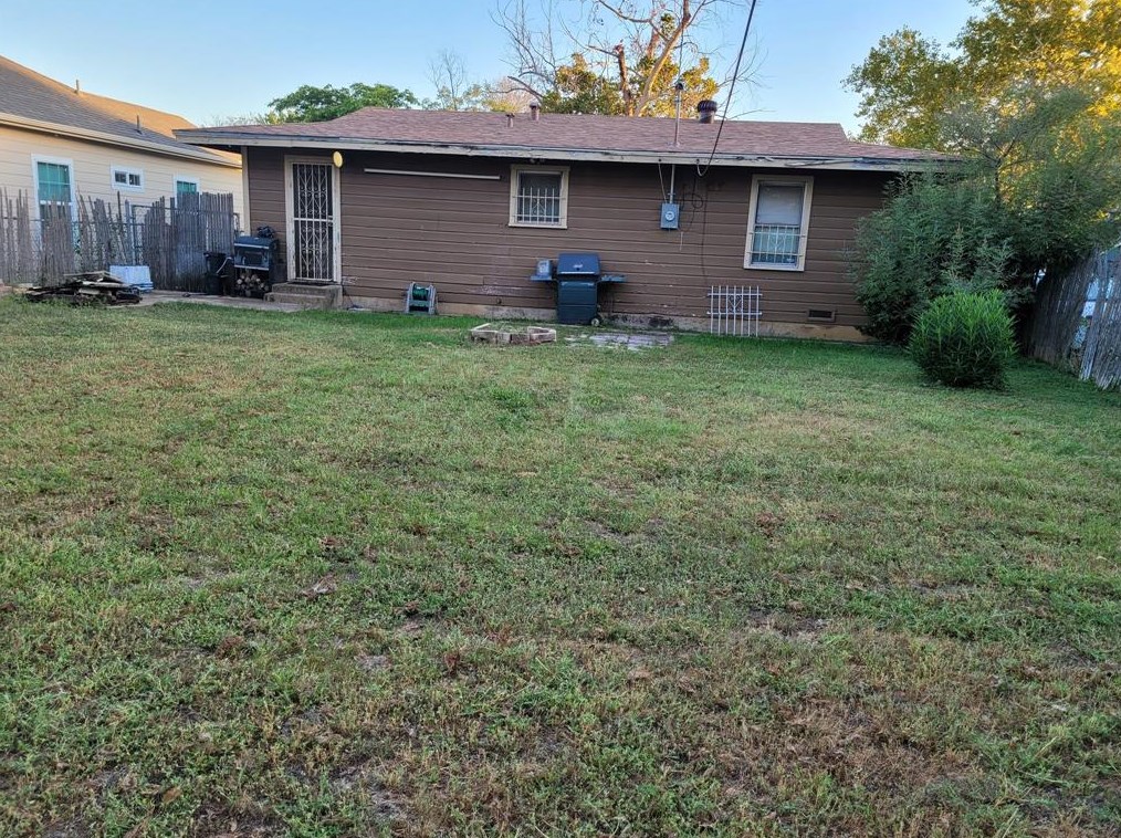 1101 Elmwood Ave, Fort Worth TX  76104-7551 exterior