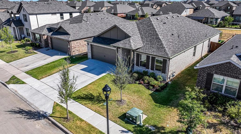 228 Darlington Trl, Fort Worth TX  76131-3583 exterior