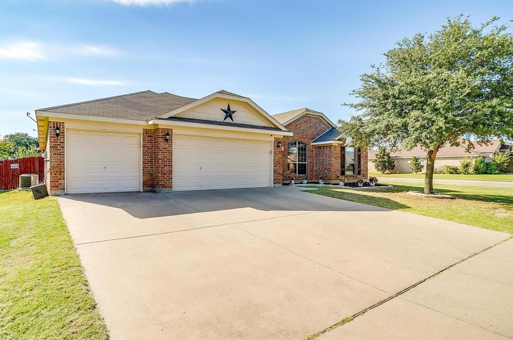 718 Sheila Cir, Joshua, TX 76058-2924