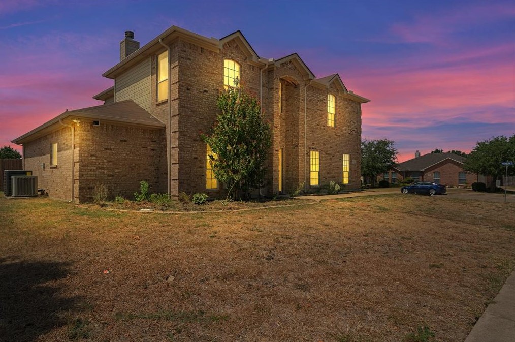 1813 Sabine Dr, Midlothian, TX 76065