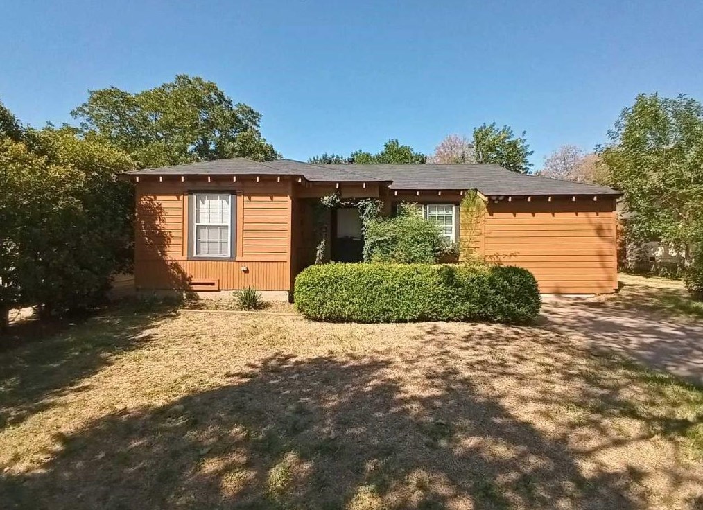 725 3rd St, Grand Prairie, TX 75051-2055