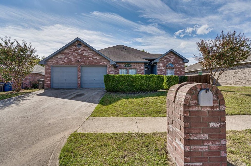 328 Willow Creek Dr, Oak Leaf, TX 75154-1878