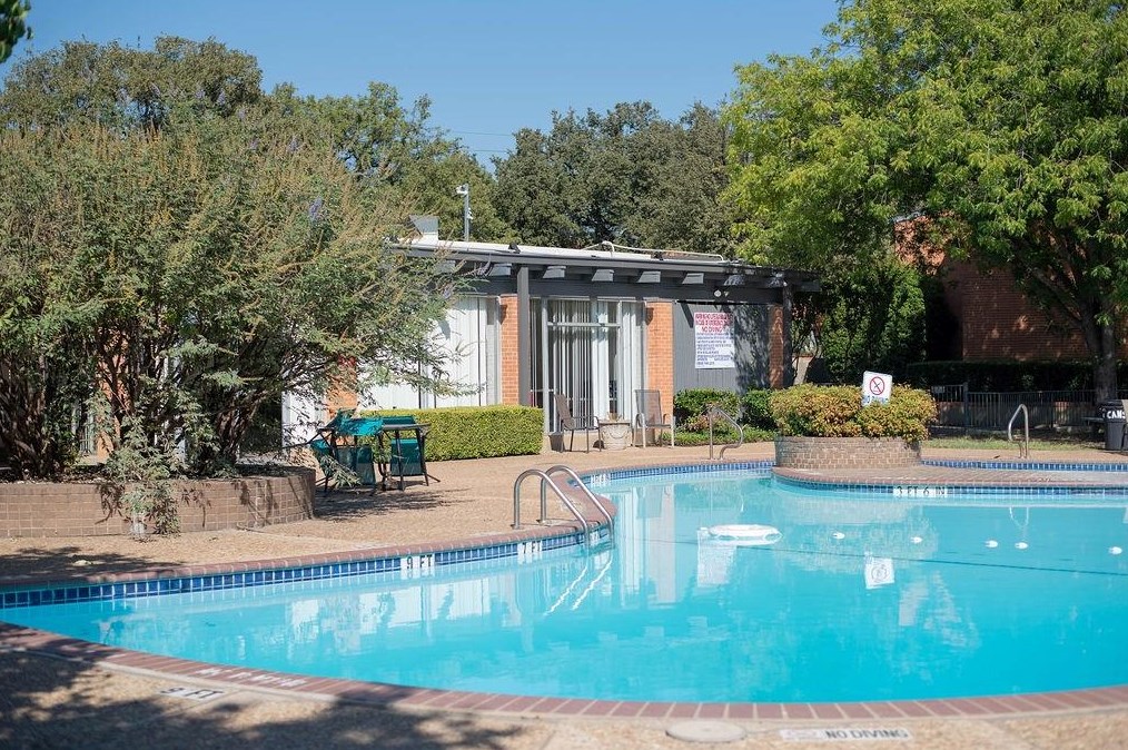 570 Avenue J, Grand Prairie TX  75050-2500 exterior