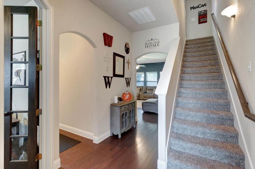 211 Winters Edge Dr, Oak Leaf, TX 75154-4734