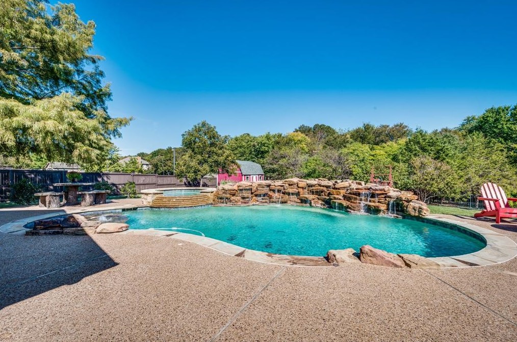 213 Wooded Meadow Ln, Oak Leaf, TX 75154-6237
