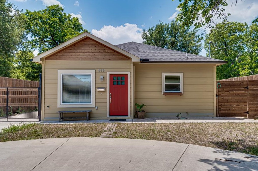 210 E Jerden Ln, Dallas, TX 75203