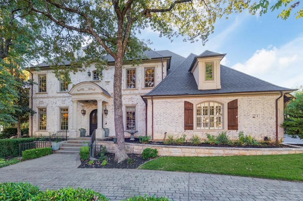 1 Hayes Ct, Roanoke, TX 76262-5550