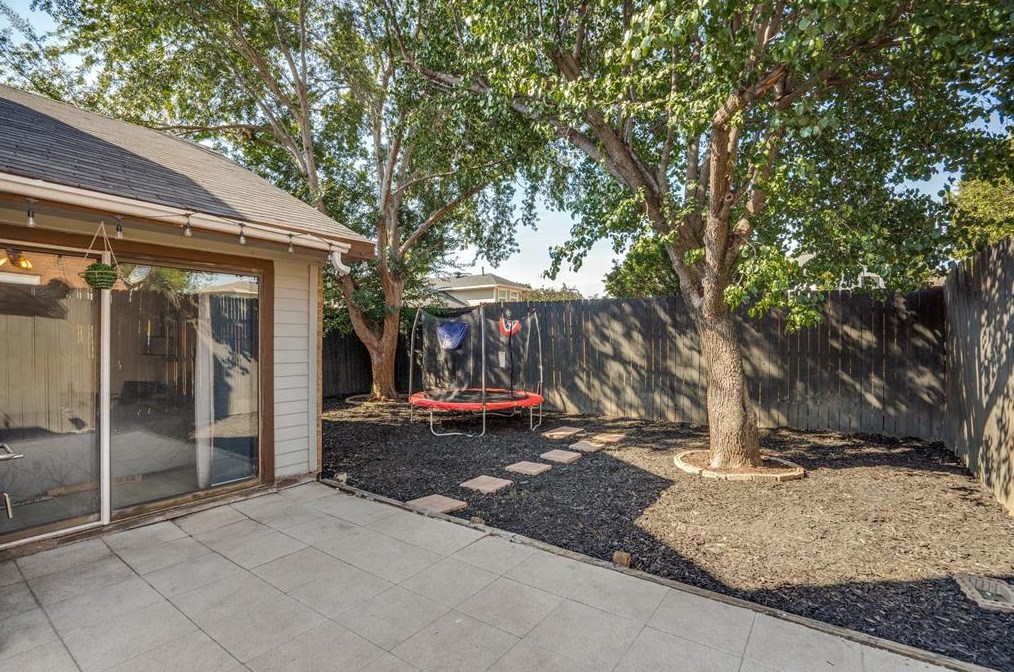 3827 Clover Hl Ln, Carrollton TX 75007-2341 exterior