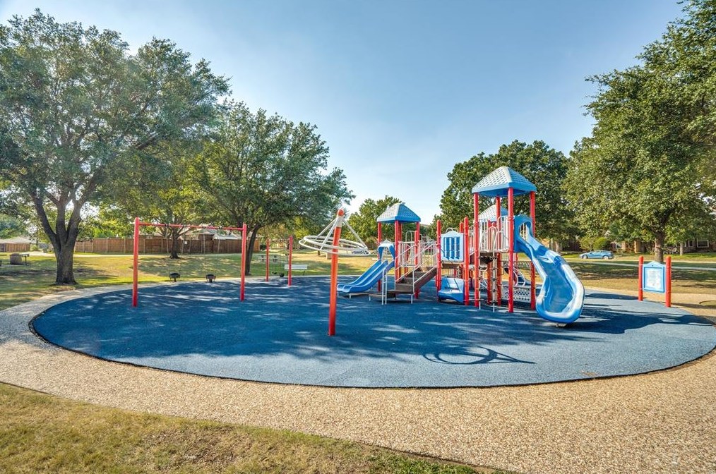 3827 Clover Hl Ln, Carrollton TX 75007-2341 exterior