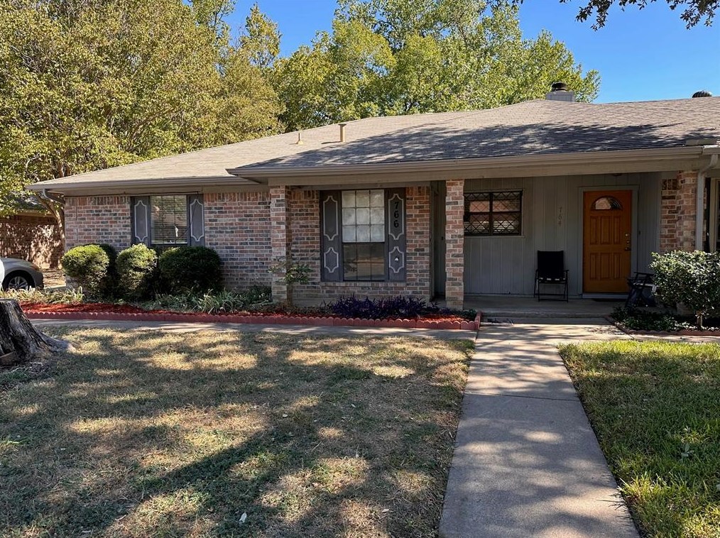 766 Little Creek Dr, Euless, TX 76039