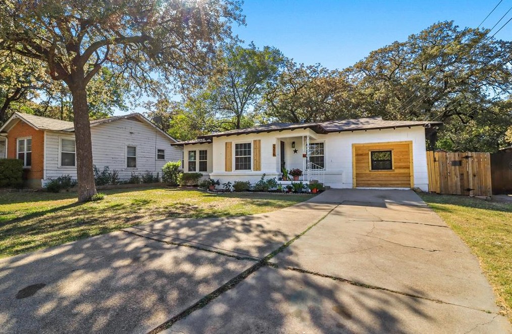 2216 Jenson Rd, Fort Worth, TX 76112-3830